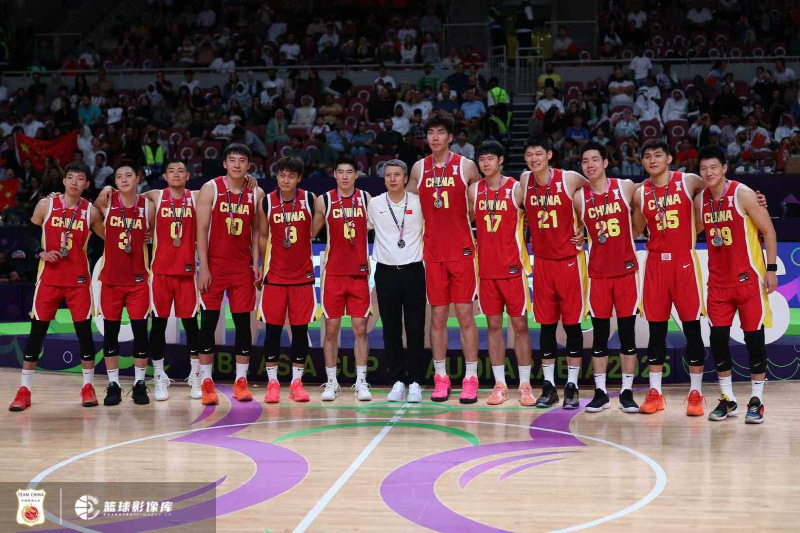 媒体人员:在亚洲杯中赢得亚军之后 中国男子篮球队只增加了1分 而缺席比赛产生了很大的影响